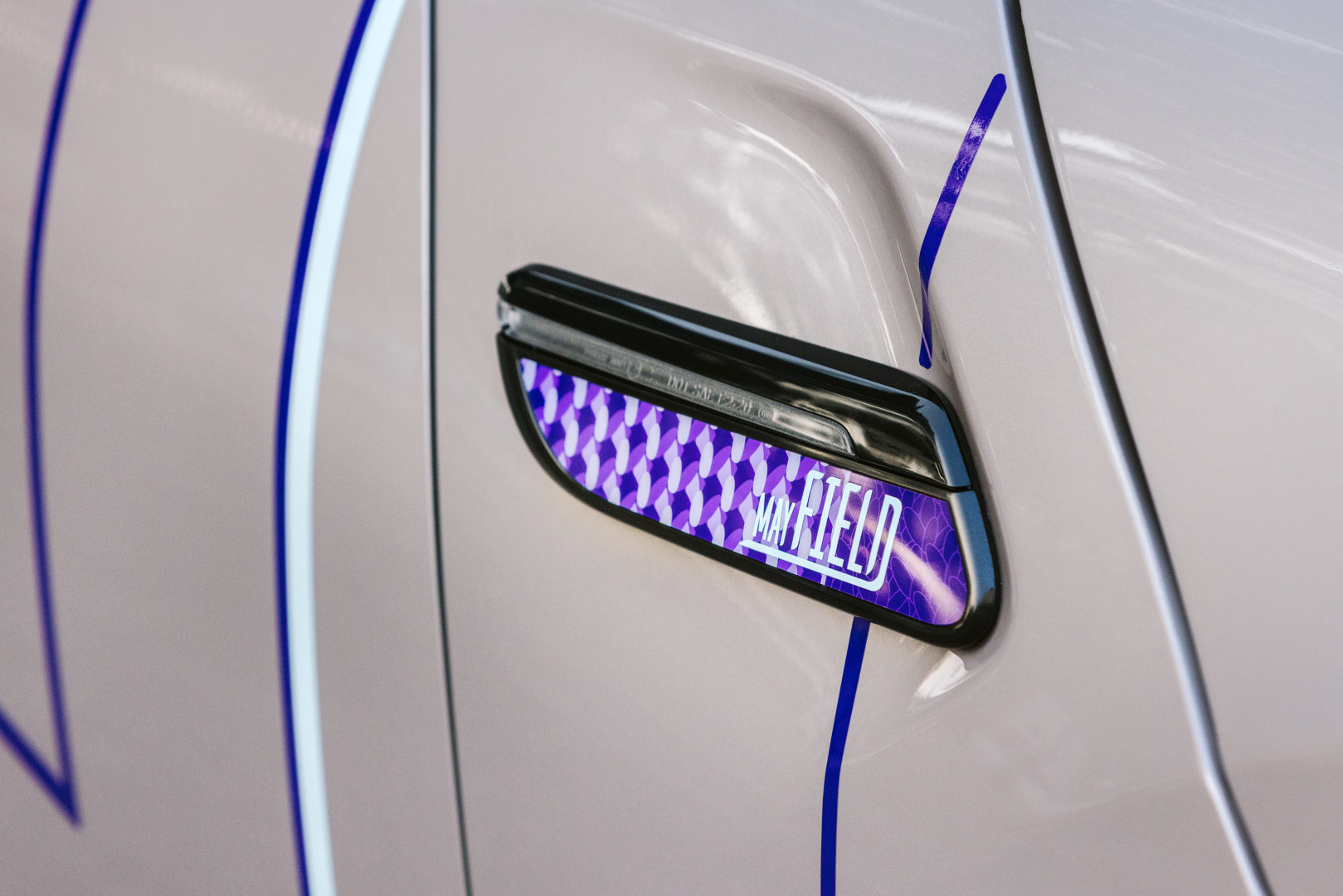 SMALL_[新聞圖片六] 薰衣草紫色調方向燈飾板，在經典車體設計中注入新巧思